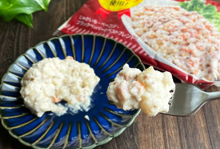 フォークでジャーマンポテトサラダをすくっているところ