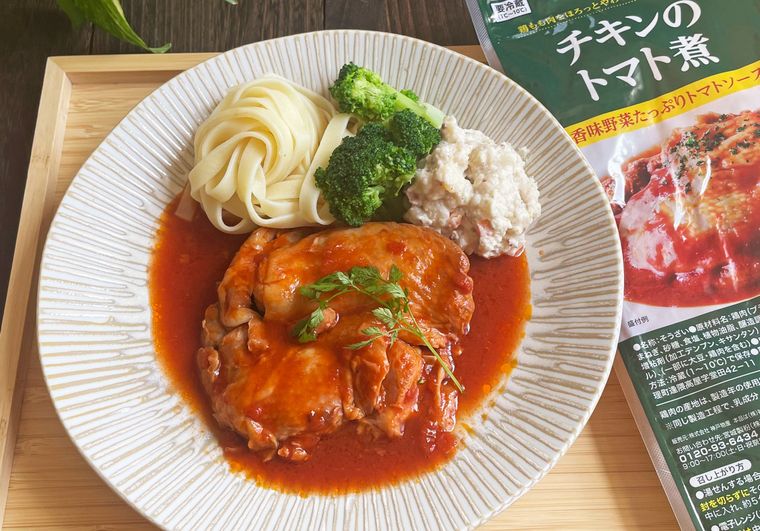 ジャーマンポテトサラダを付け合わせにしたチキントマト煮