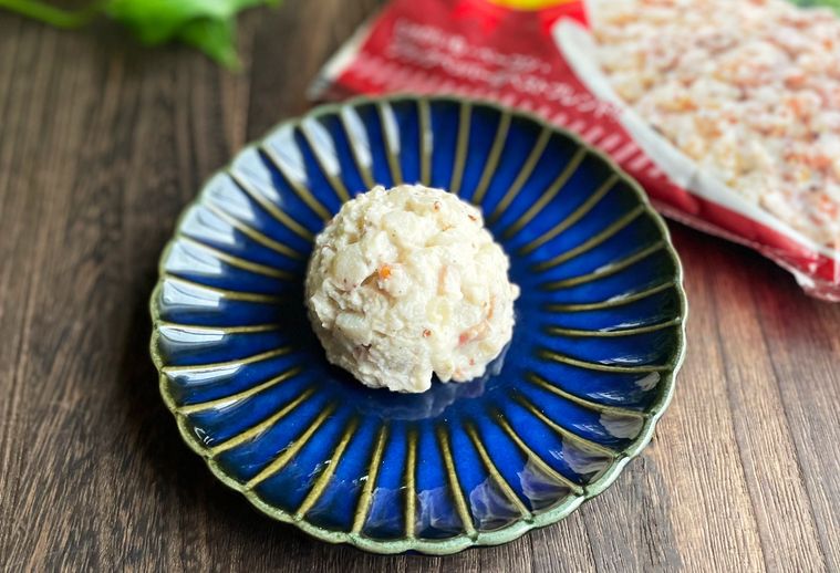 お皿に盛り付けた業務スーパージャーマンポテトサラダ