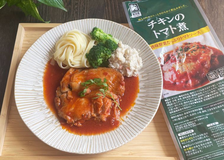 お皿に盛り付けた業務スーパーチキンのトマト煮
