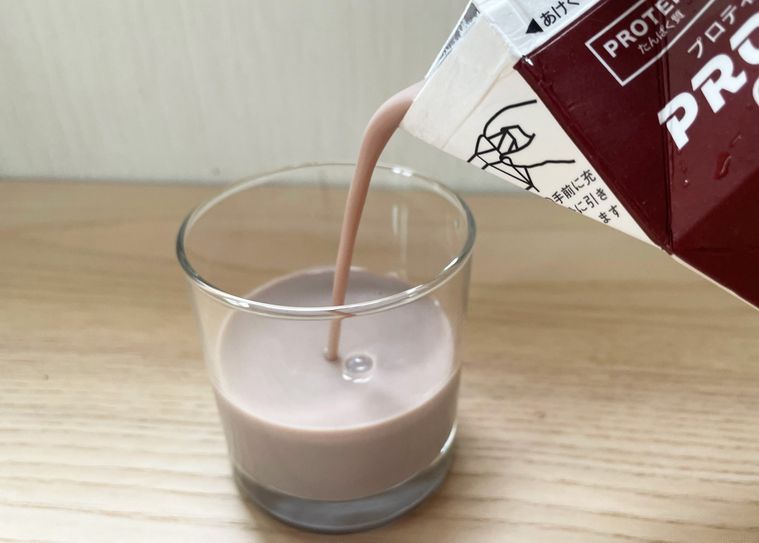 業務スーパープロティーン ココアをグラスに注いでいる写真