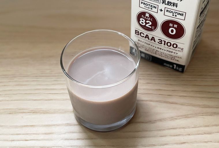 グラスに注がれた業務スーパープロティーン ココア