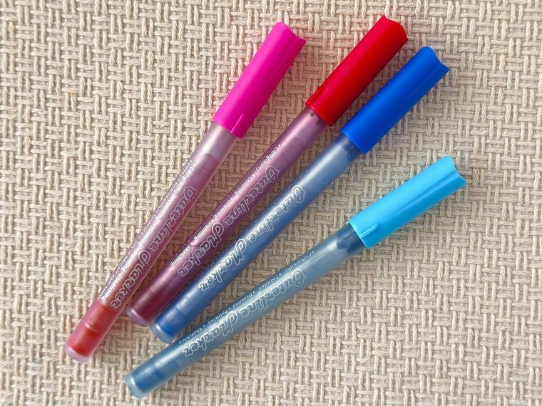 パッケージから取り出した4本のふちどりマーカー