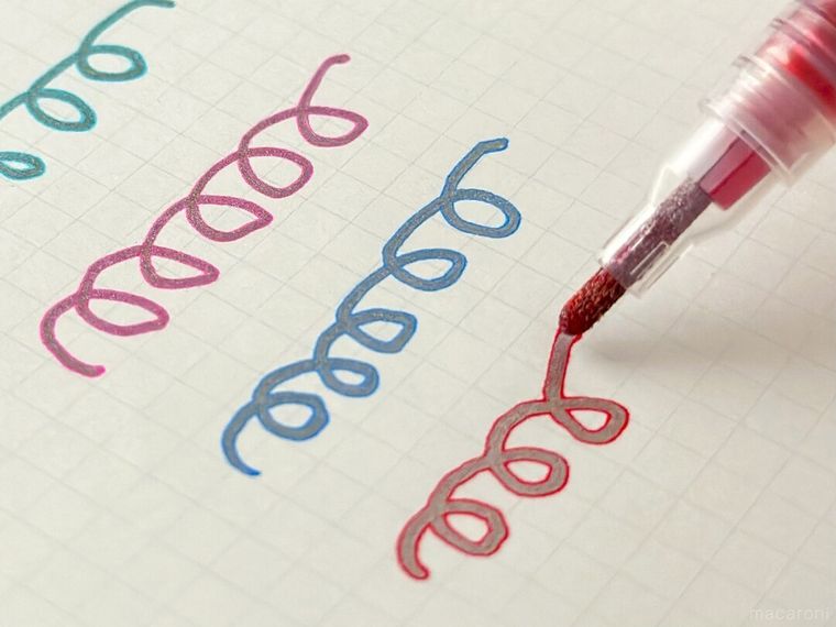 紙にふちどりマーカーで書いている様子