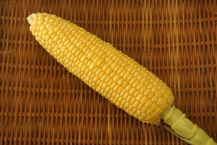 生のとうもろこし