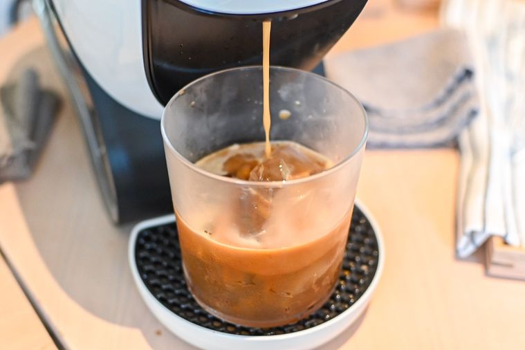 コーヒーメーカーでコーヒーを入れるところ