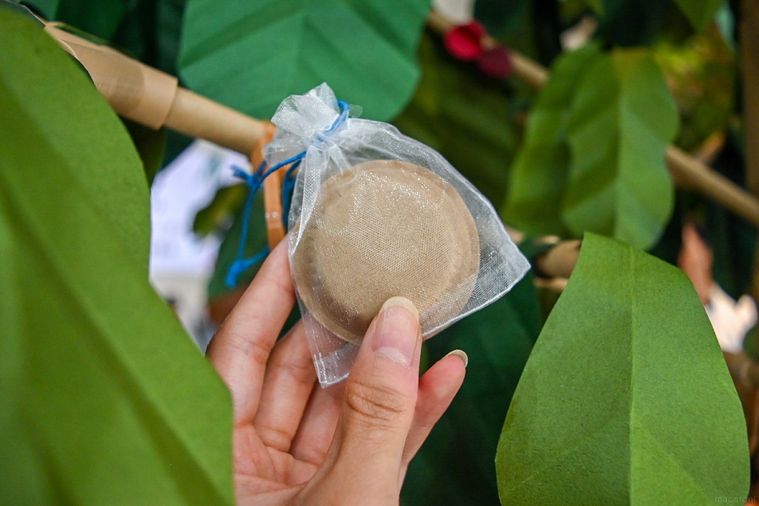 袋に入ったコーヒーポッドを持っているところ