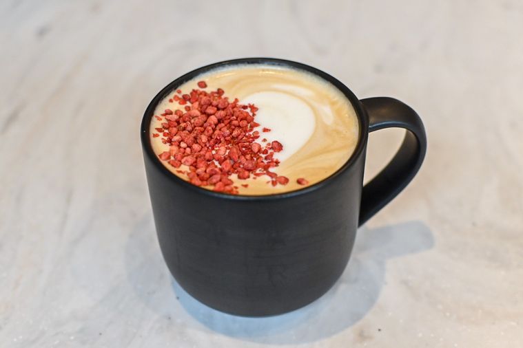 ストロベリーのトッピングがのったラテ