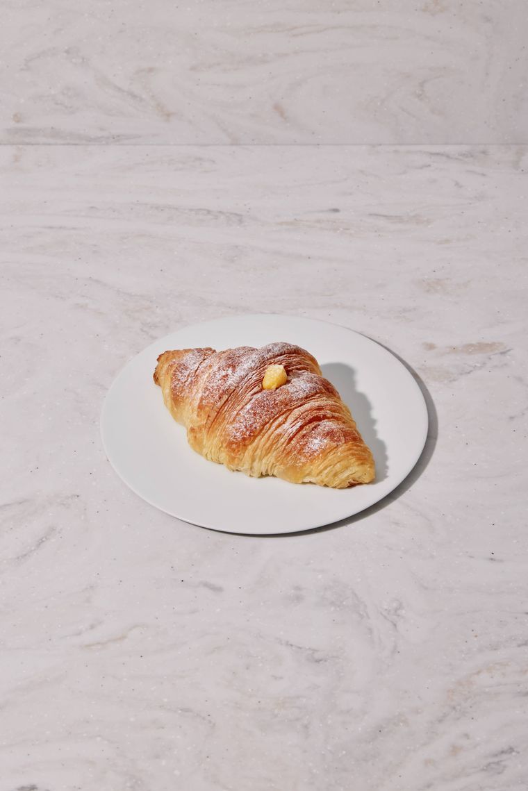 クリームを入れたクロワッサン