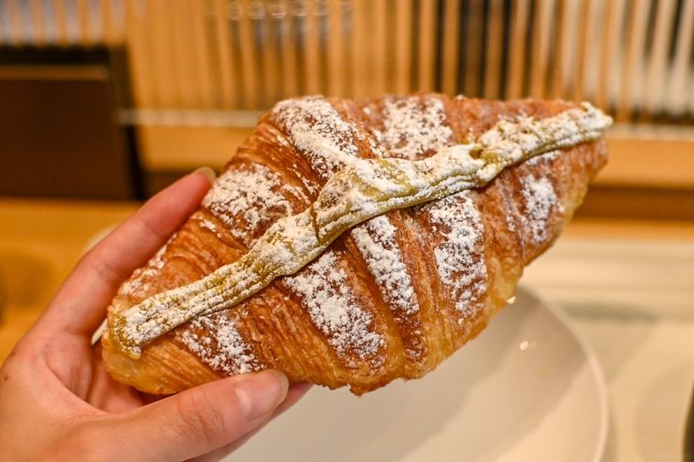 栗のクロワッサンを持っているところ