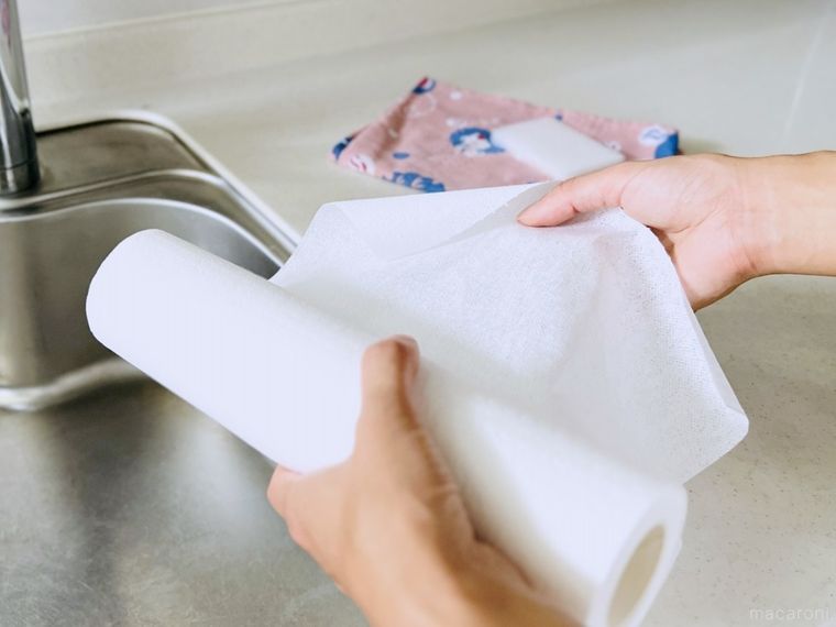 使い捨てのキッチンタオルを手で持っている様子