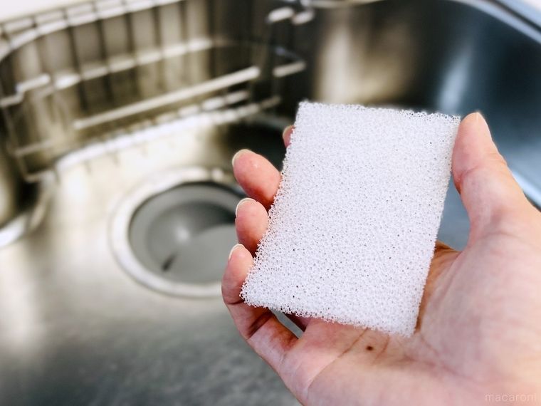 使い捨てのスポンジを手で持っている様子