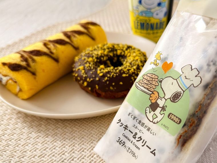 スヌーピーのクッキークリームサンドやスヌーピーのチョコケーキドーナツなどのコラボ商品が並んでいる様子