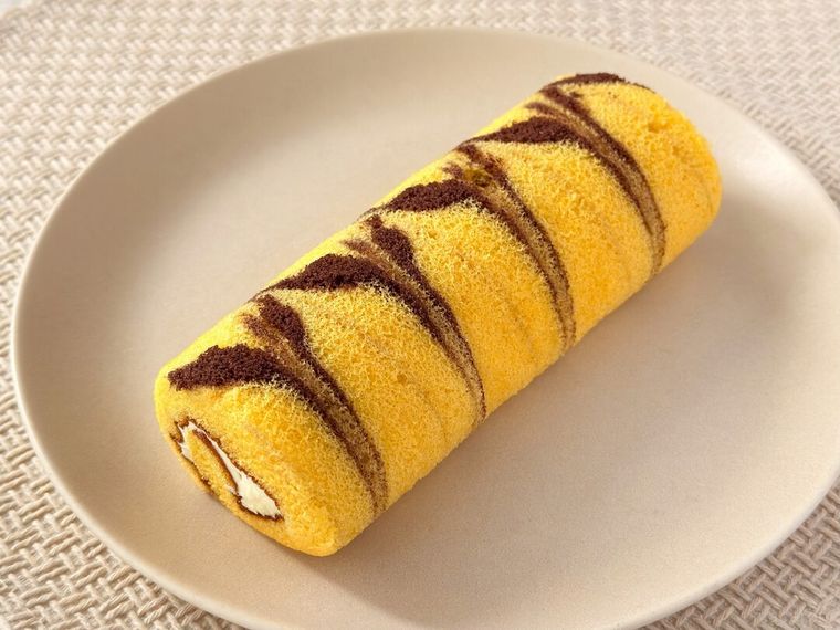 白皿に盛り付けられたチャーリー・ブラウン チョコバナナロールケーキ