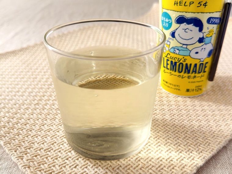 コップにルーシーのレモネードが入っている様子