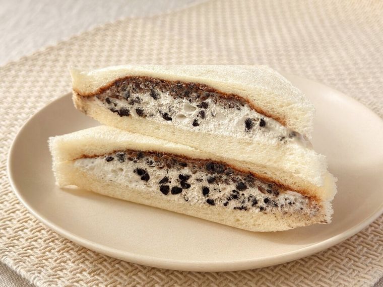 白皿に盛り付けられたスヌーピー クッキークリームサンド