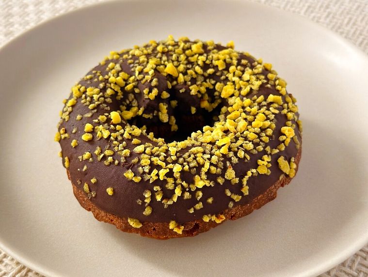 白皿に盛り付けられたスヌーピー チョコケーキドーナツ