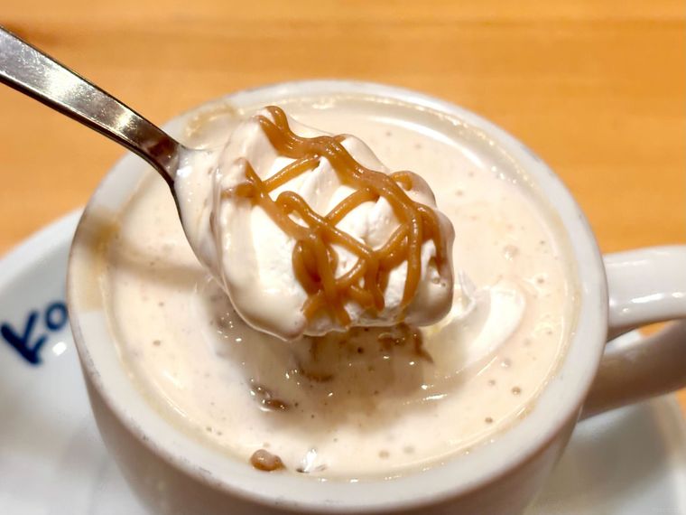 お月見オーレ スイートマロンをすくっている