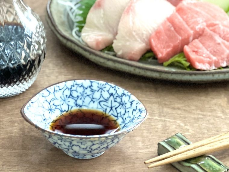 醤油と刺し身が置かれている