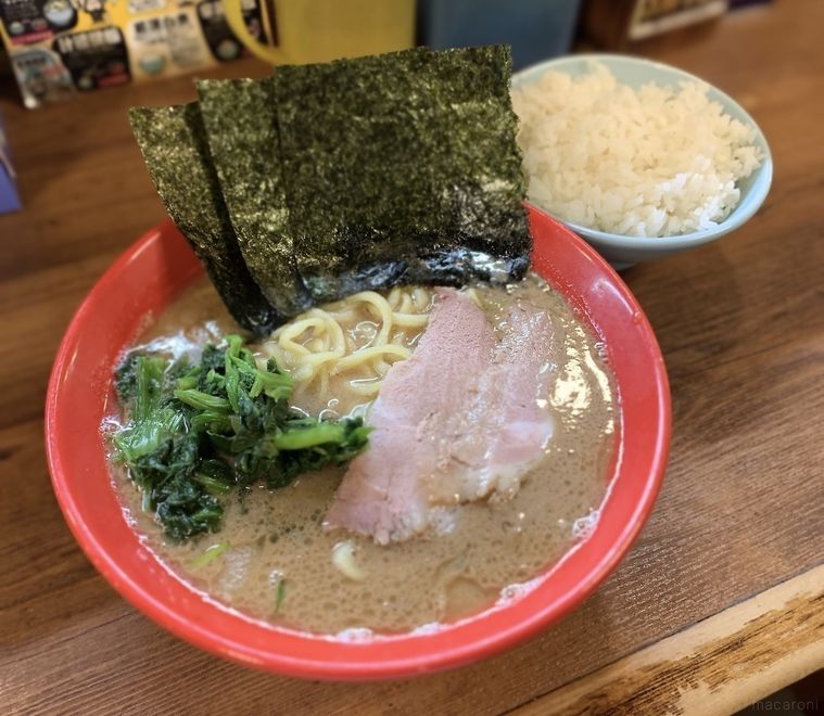 器に盛られた吉祥寺武蔵家のラーメン