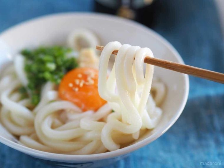 釜玉うどんの麺を箸ですくう