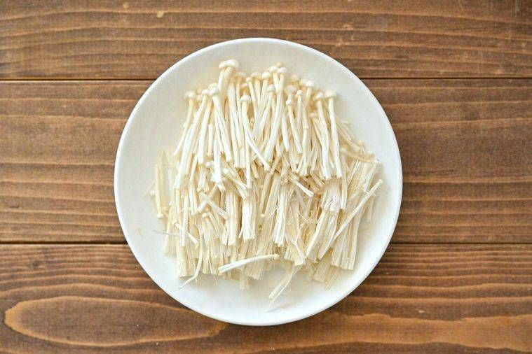 白い皿に盛られたえのきだけ