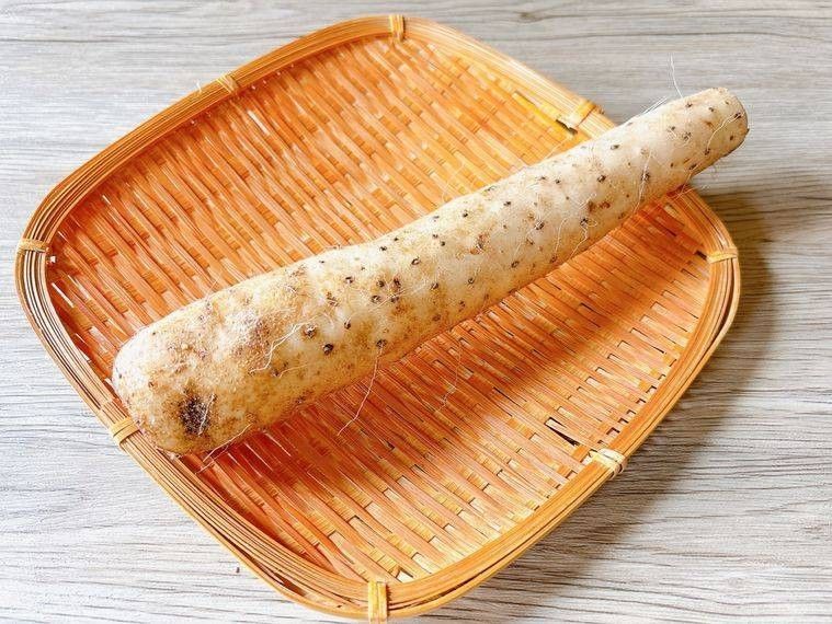 木製のざるにのった山芋
