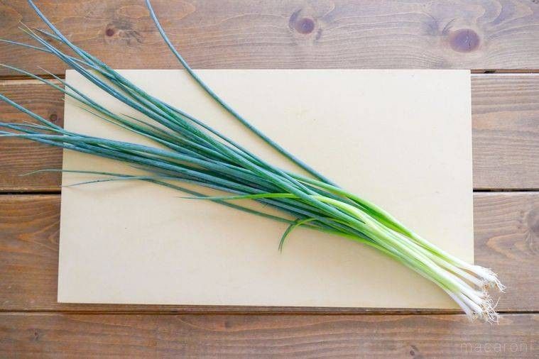 まな板にのった小ねぎ