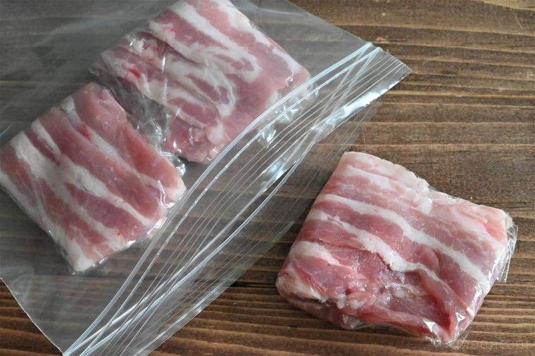 保存袋に入った豚バラ肉