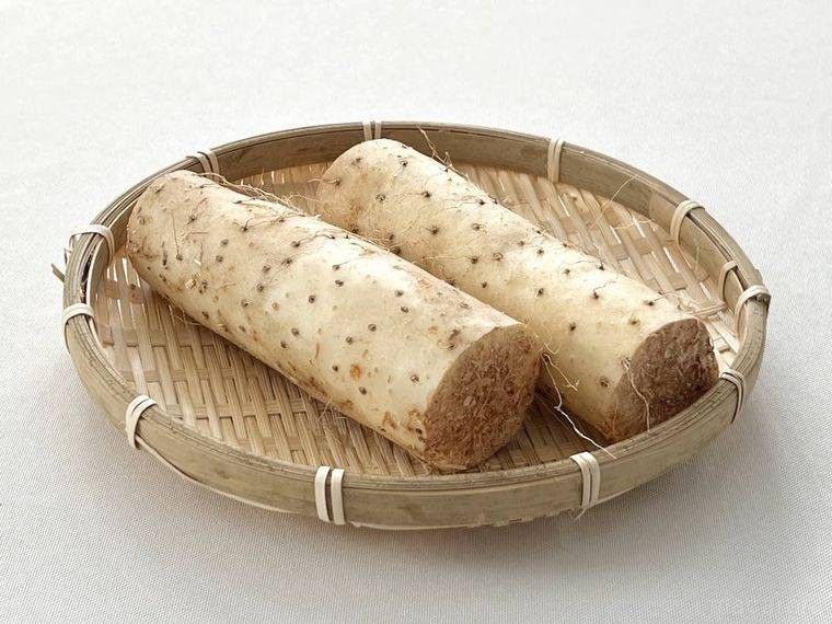 木製のざるにのった長芋