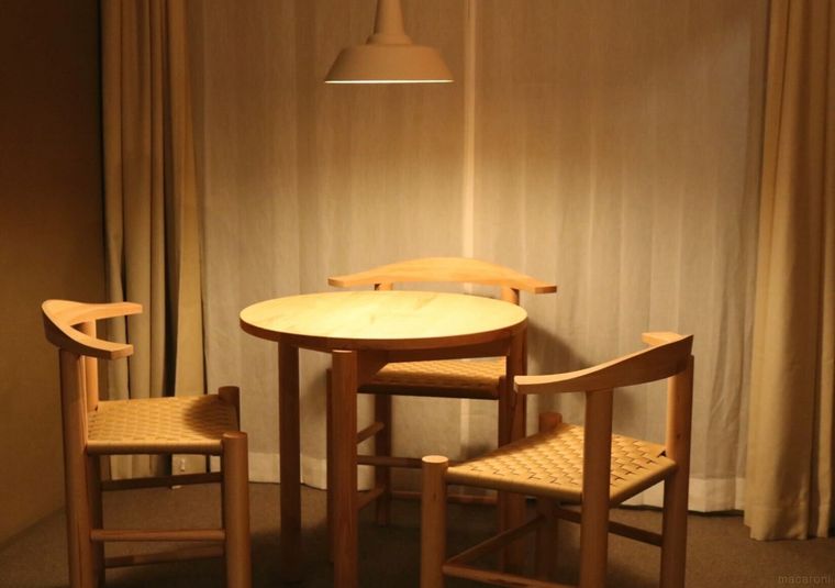 椅子とテーブルと照明