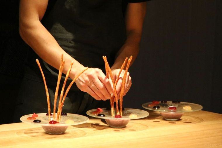 プレッツェルを立てている手元