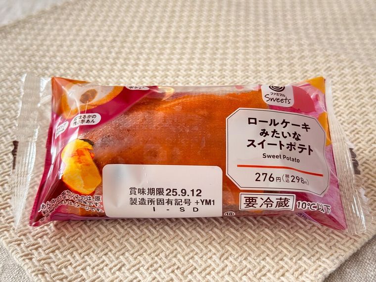 パッケージに入ったロールケーキみたいなスイートポテトがテーブルに置かれている様子