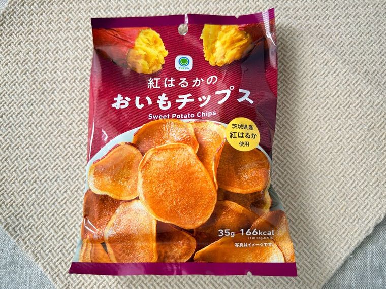 パッケージに入った紅はるかのおいもチップスがテーブルの上に置かれている様子