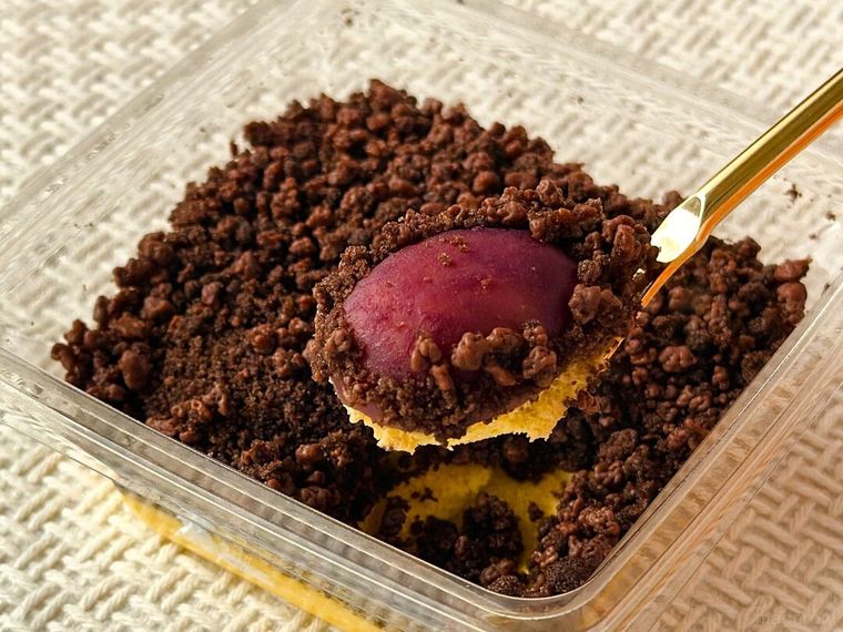 掘って発見スイートポテトをスプーンですくっている様子