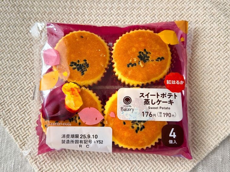 パッケージに入ったスイートポテト蒸しケーキ4個入がテーブルの上に置かれている様子