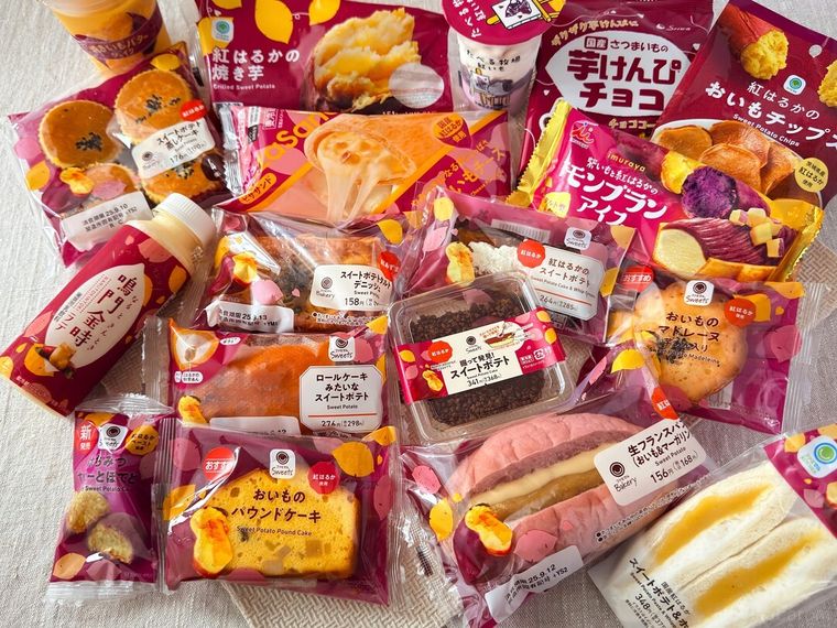 18種類のファミマのお芋掘りスイーツやパンなどが並んでいる様子