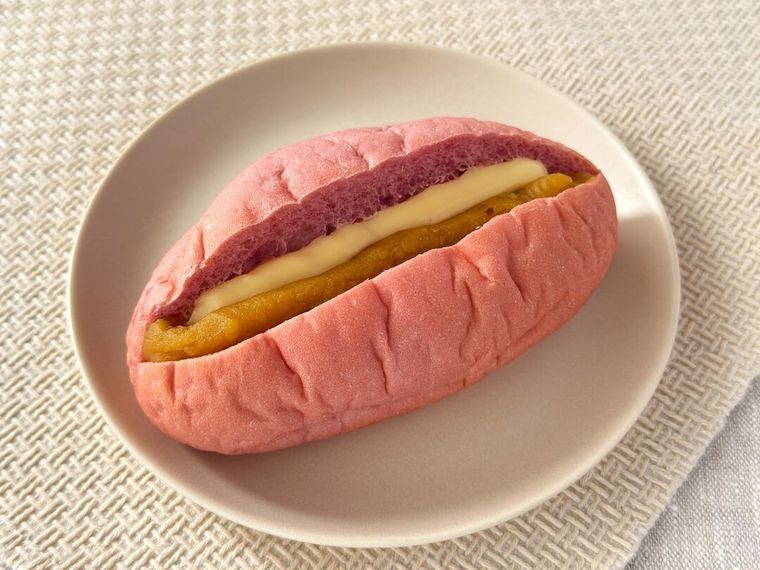 白皿に盛り付けられたスイートポテトタルトデニッシュ