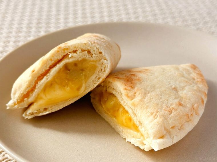 白皿に盛り付けられたピザサンド さつまいもチーズ紅はるかの断面