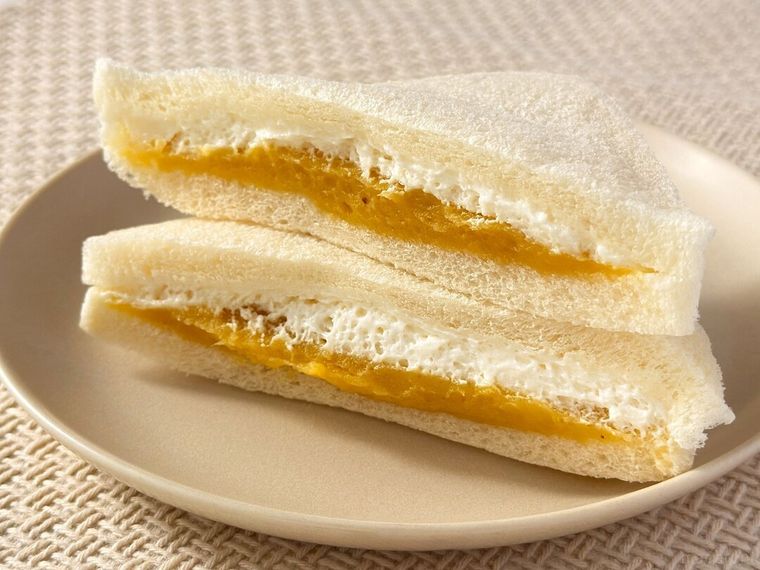 白皿に盛り付けられたスイートポテトホイップサンドの断面