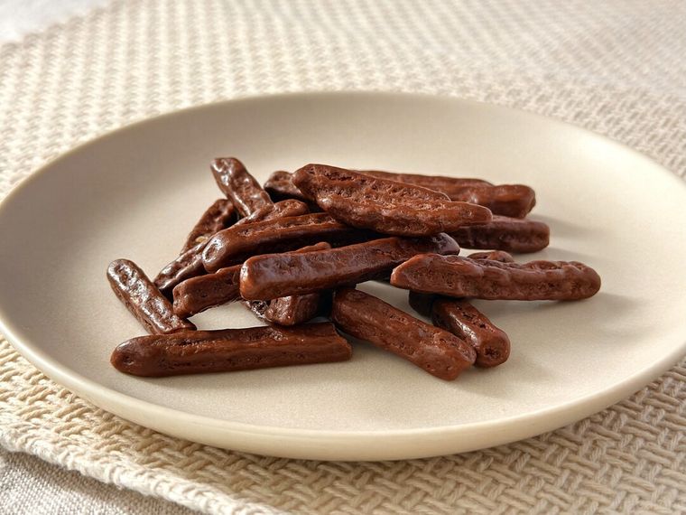 白皿に盛り付けられた芋けんぴチョコ