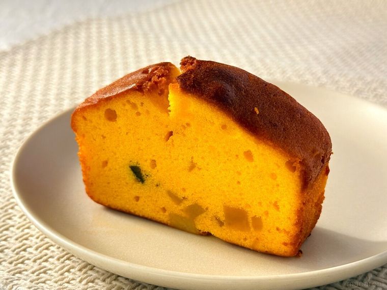 白皿に盛り付けられたおいものパウンドケーキ