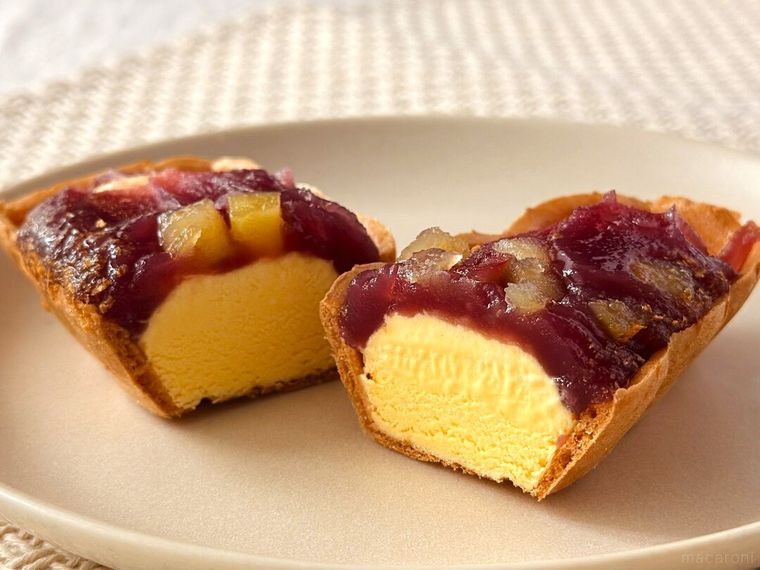 白皿に盛り付けられた紫いもと紅はるかのモンブランアイスの断面