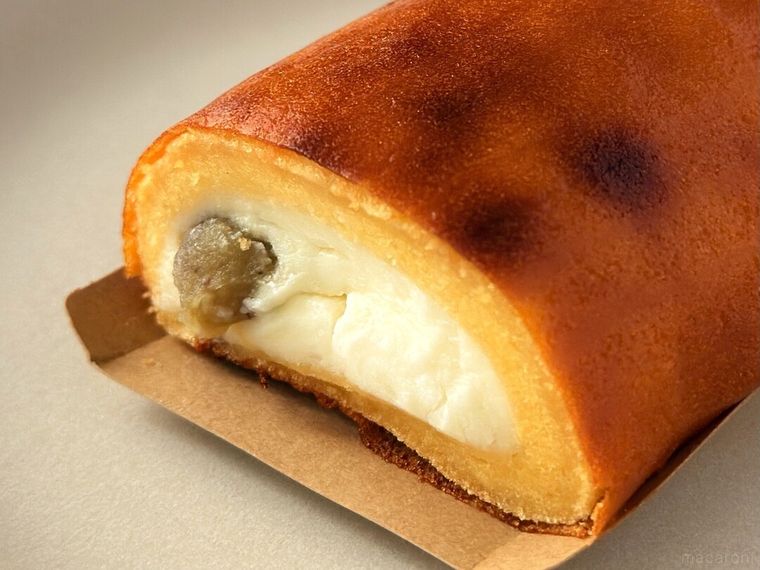 白皿に盛り付けられたロールケーキみたいなスイートポテト