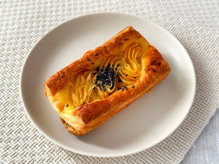 白皿に盛り付けられたスイートポテトタルトデニッシュ