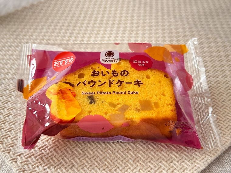 パッケージに入ったおいものパウンドケーキがテーブルの上に置かれている様子