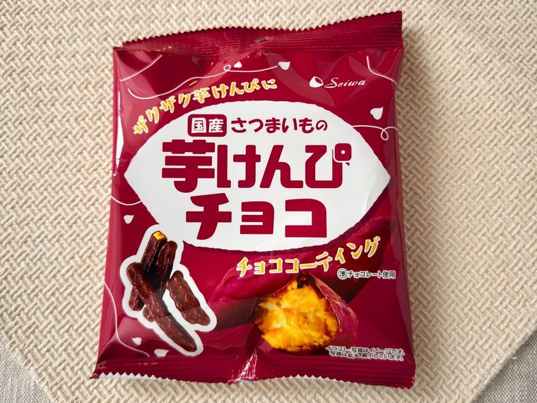 パッケージに入った芋けんぴチョコがテーブルの上に置かれている様子