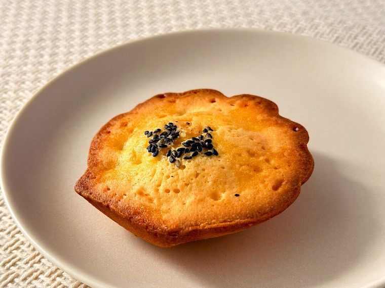 白皿に盛り付けられたおいものパウンドケーキ