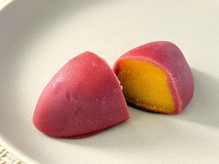 白皿に盛り付けられたはちみつすいーとぽてとの断面