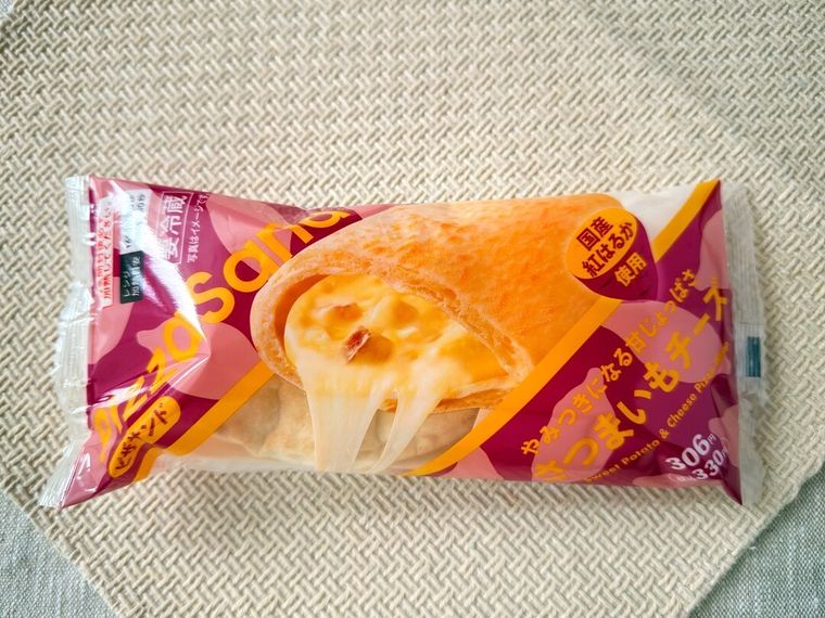 パッケージに入ったピザサンド さつまいもチーズ紅はるかがテーブルの上に置かれている様子